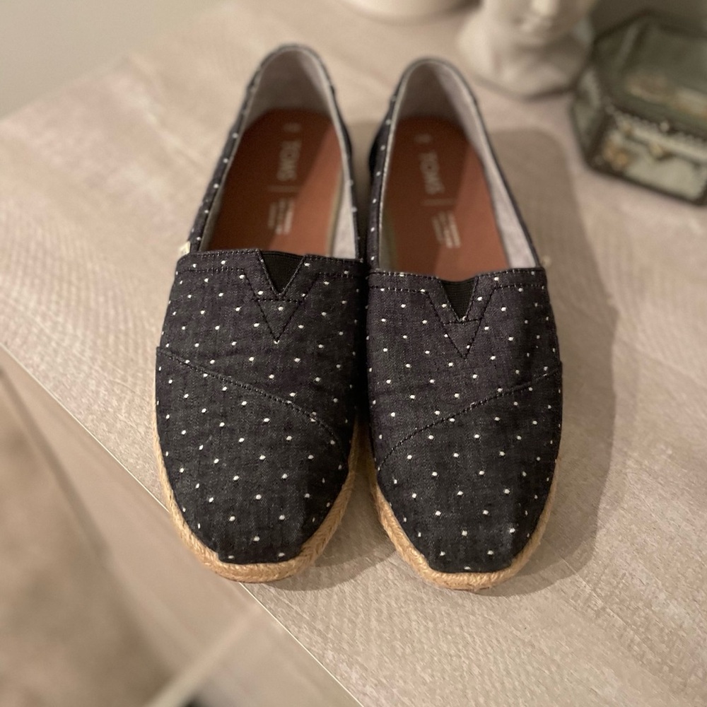 TOM’S dark blue denim white polka dot slip on shoes - NWOT - Size 8 Toms